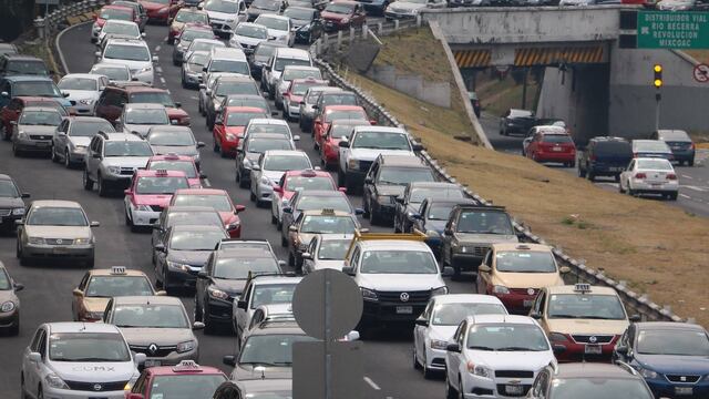 Tránsito abundante en la Ciudad de México. Contaminación.