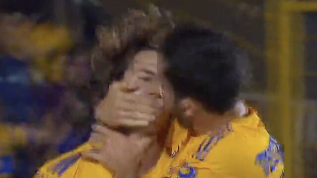 Juan Pablo Vigón besa a Sebastián Córdova