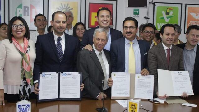 Enrique Cárdenas (al centro), acompañado de los dirigentes de l PAN, PRD y MC.