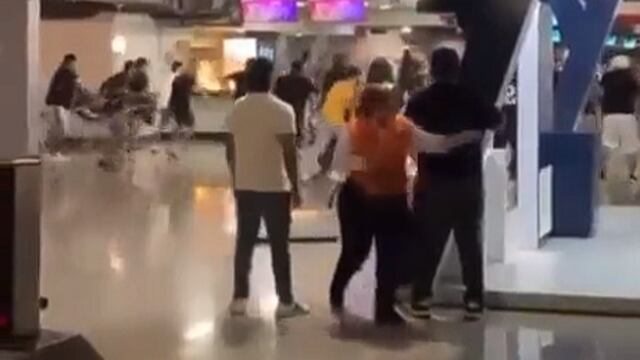 Pelea entre barristas de Tigres y Rayados