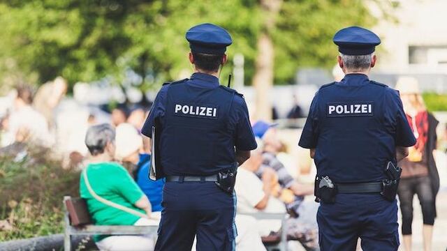 policías