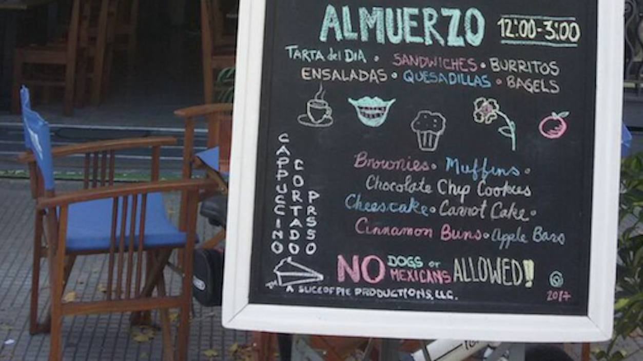Cartel xenofóbico en restaurante de Uruguay