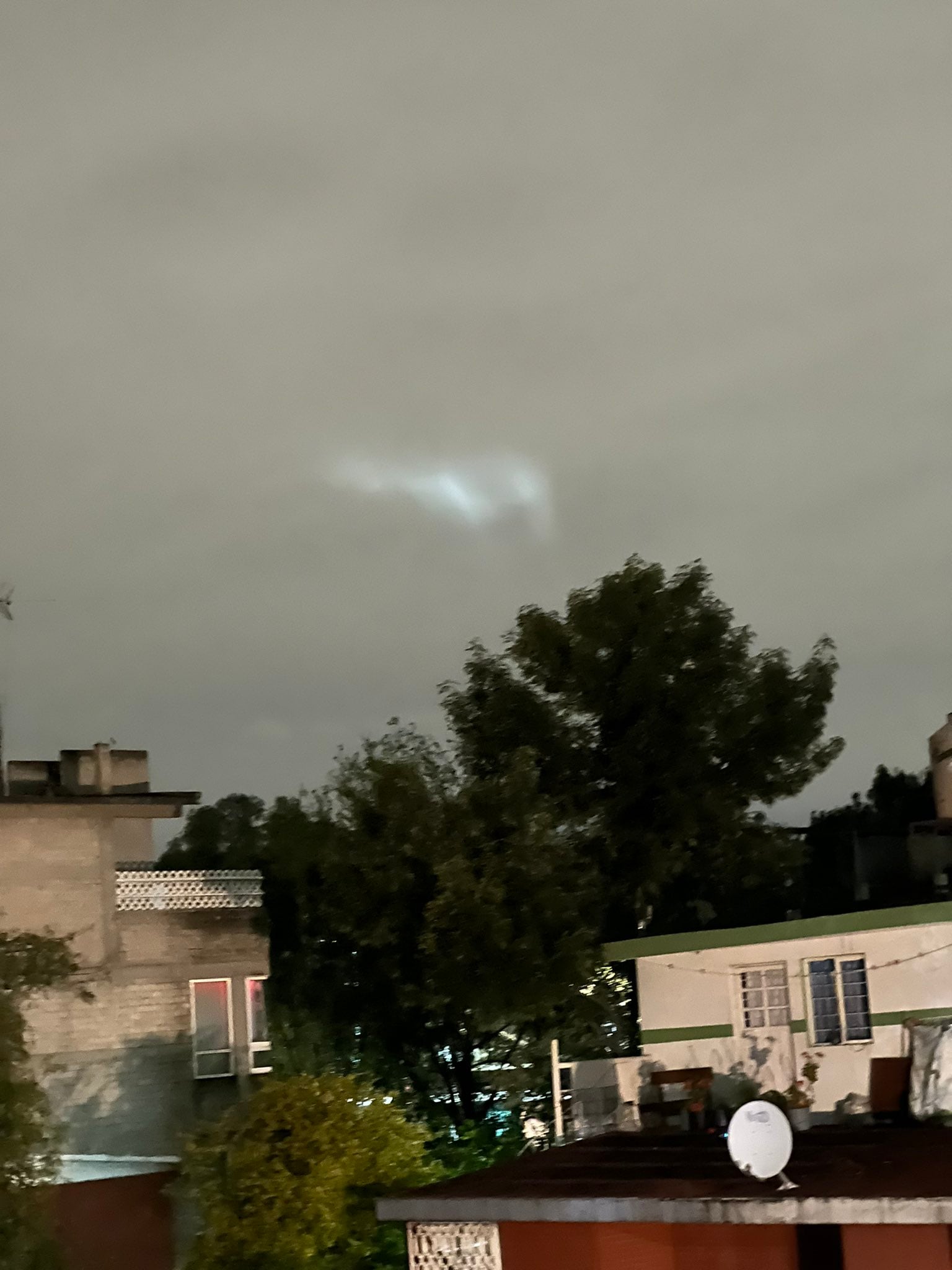 Luces en el cielo de la CDMX grabadas por Aczino