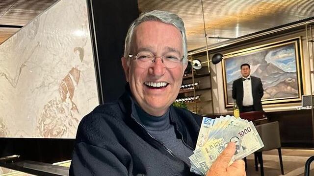 Ricardo Salinas Pliego con billetes en la mano derecha