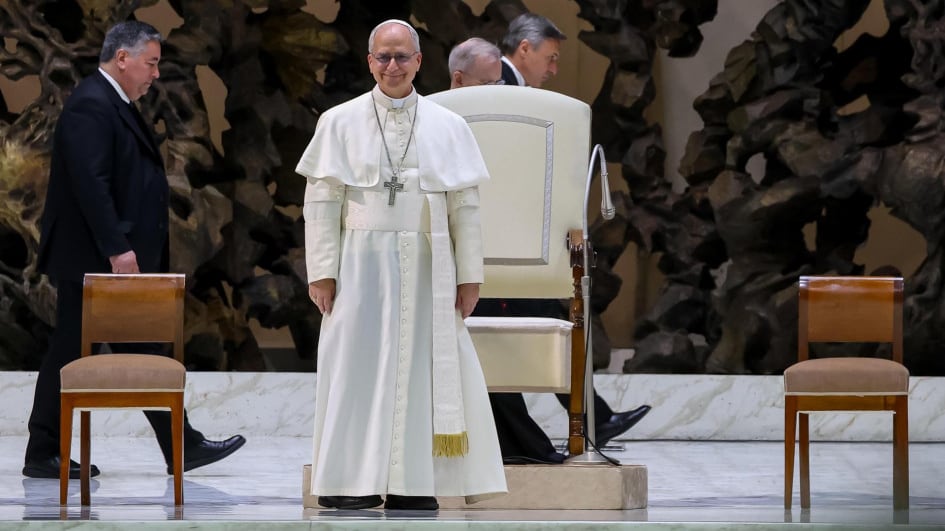 Papa León XIV recibe el Anillo del Pescador del cardenal Luis Antonio Tagle en misa del inicio de su pontificado