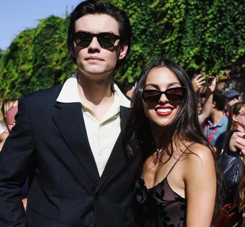 Olivia Rodrigo y Louis Partridge