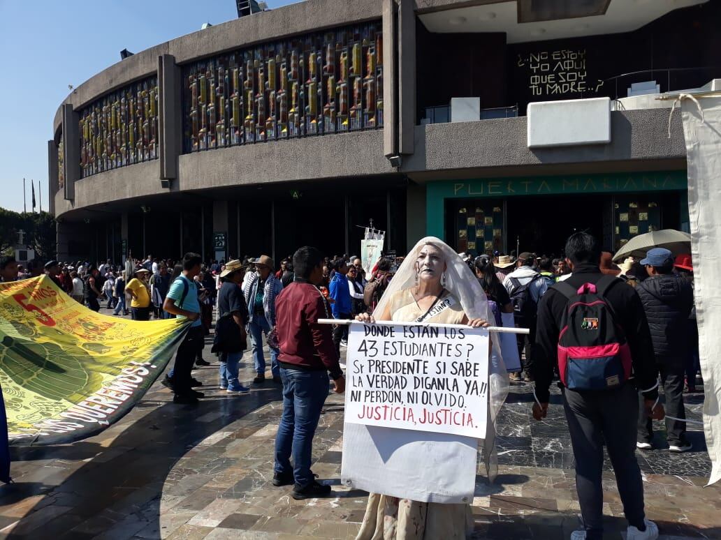 Marcha a 63 meses de Ayotzinapa.