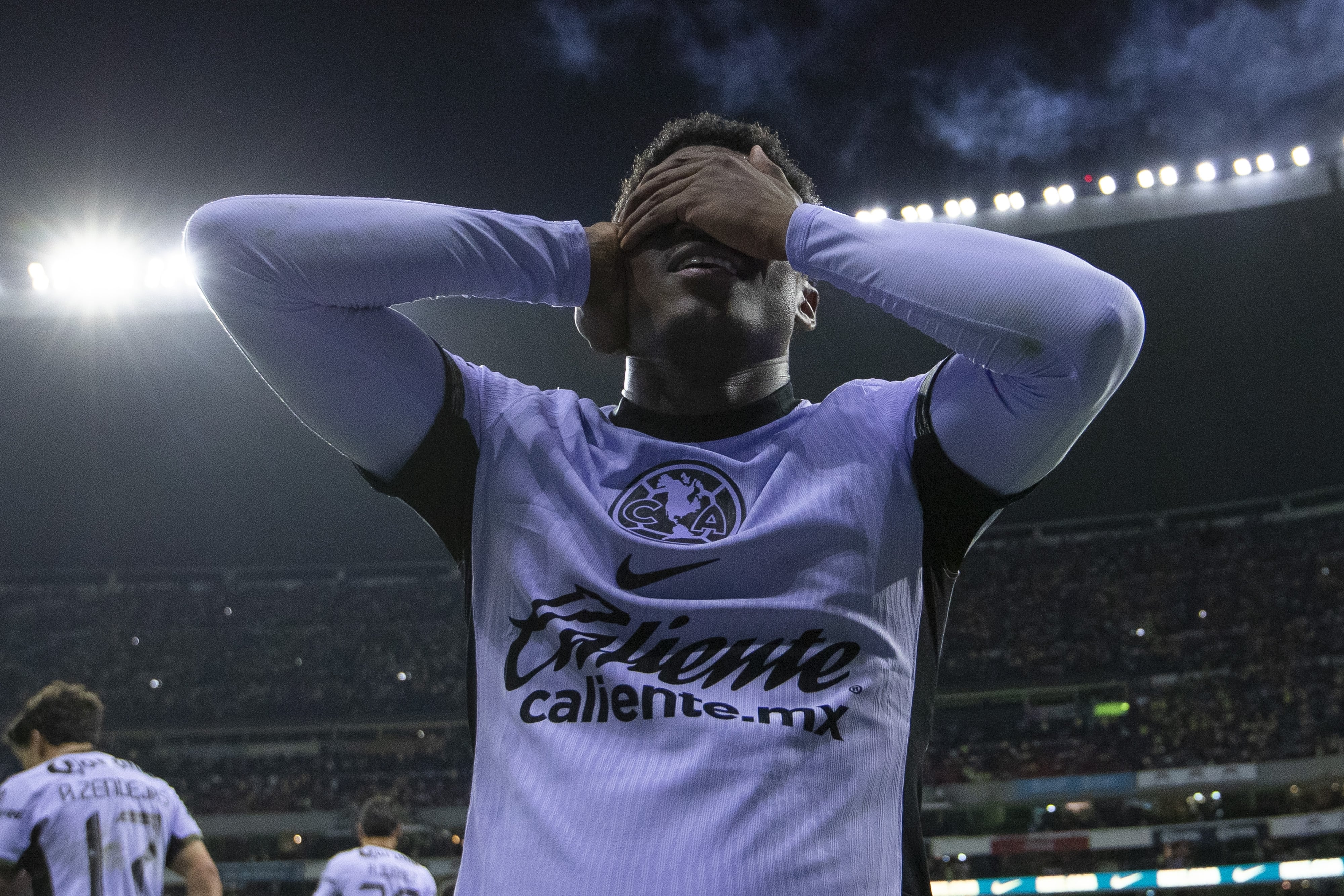 Javairo Dilrosun celebrando su gol