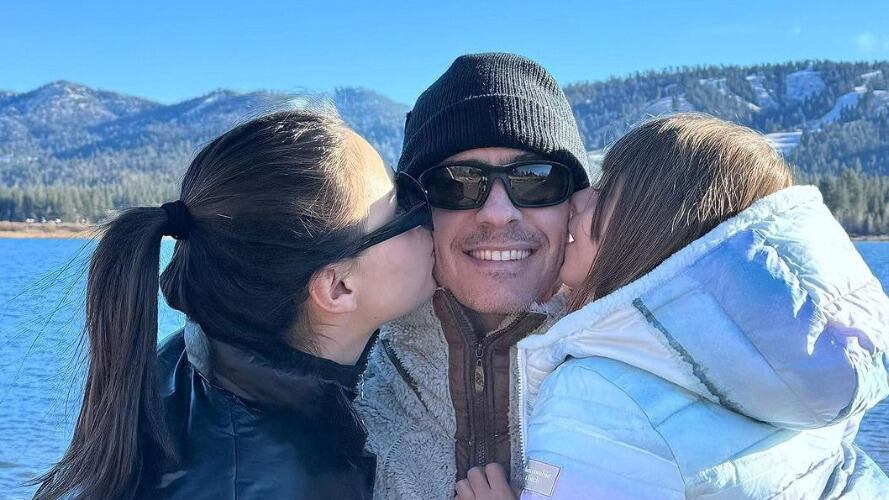 Mauricio Ochmann y Lorena González andan de vacaciones y se llevaron a una hija del actor