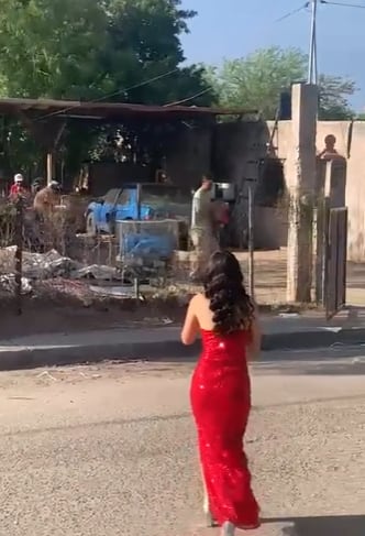 Joven se gradúa y corre a visitar a su padre para agradecerle