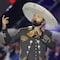 ¿Pepe Aguilar lo regañó? A Leonardo Aguilar se le olvidó prender su micrófono y así quería cantar (VIDEO)