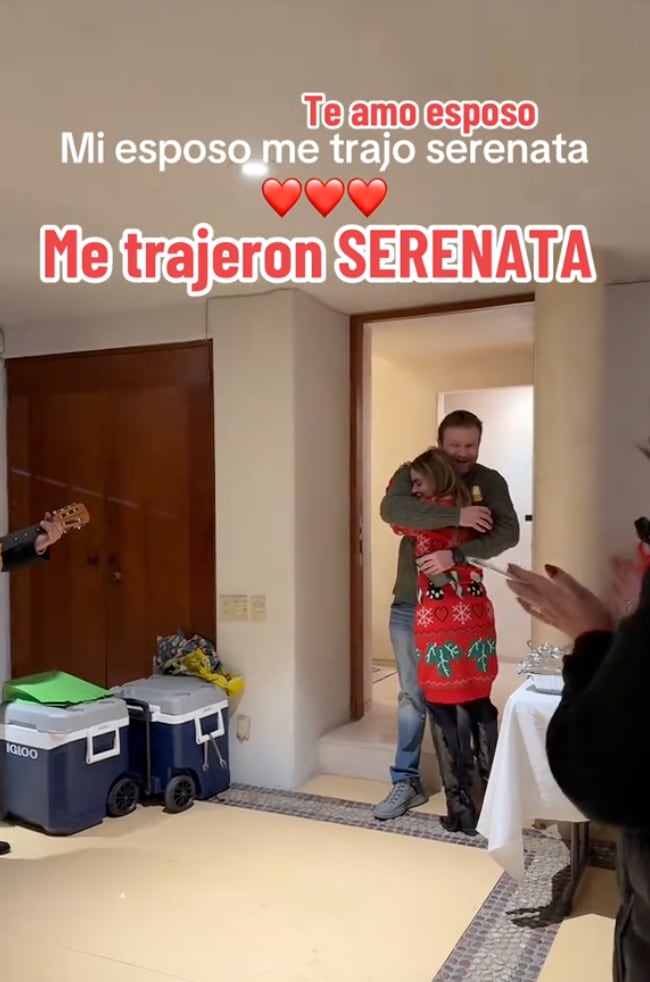 Maryfer Centeno disfruta de la serenata que le llevó su esposo