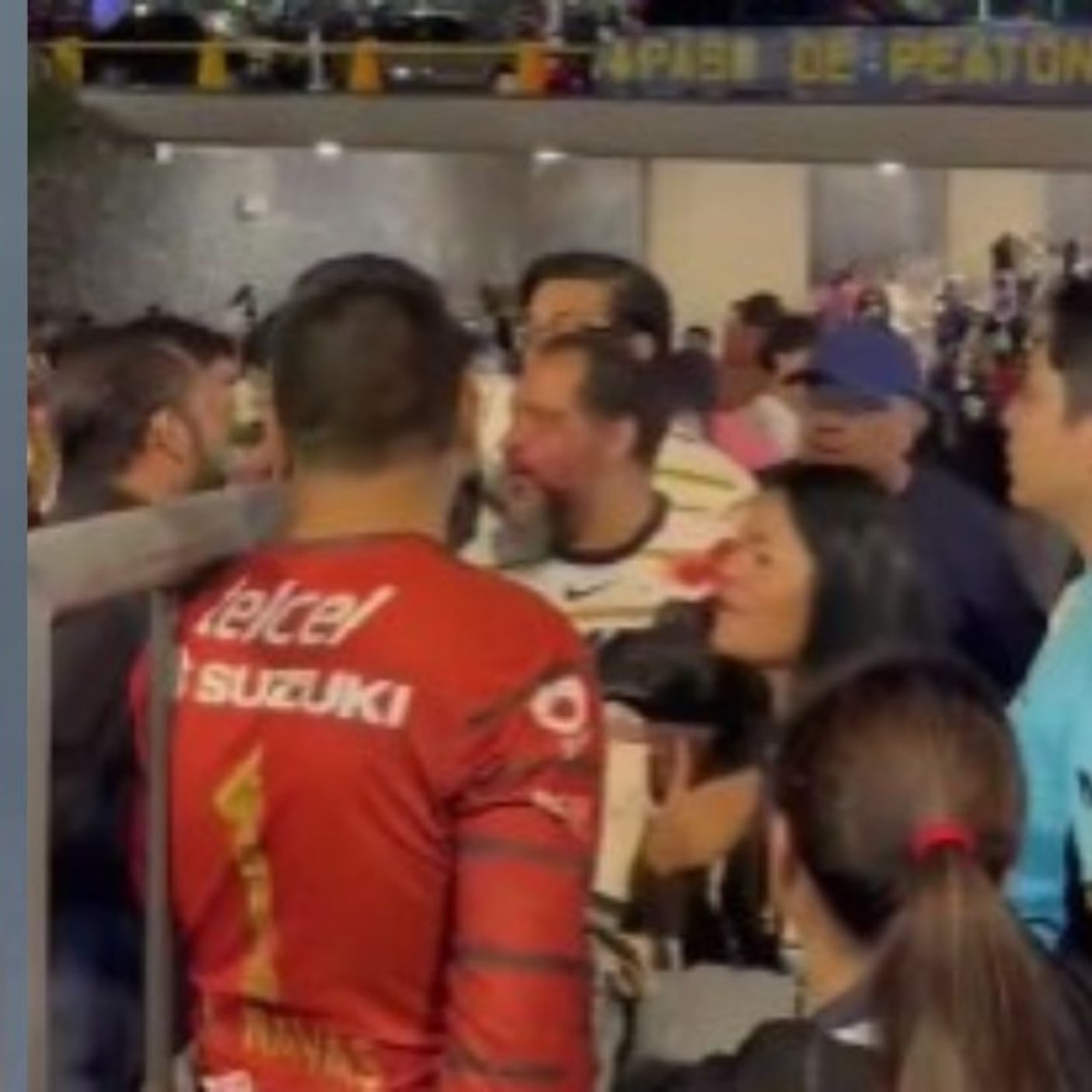 Video exhibe riñas entre aficionados tras el Cruz Azul vs Pumas