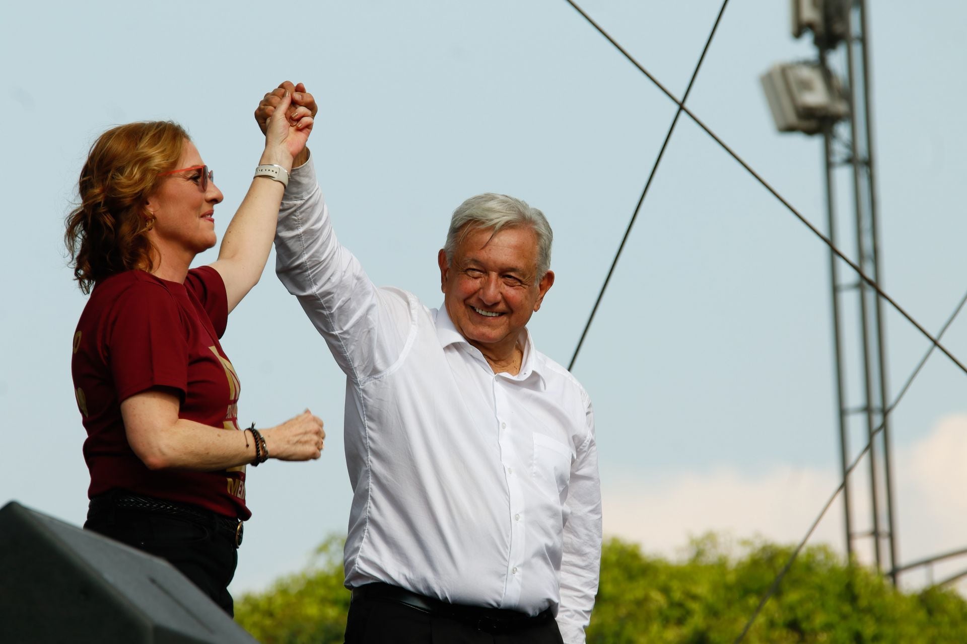 Beatriz Gutiérrez lució un diseño de Edy Smol en la marcha de AMLO