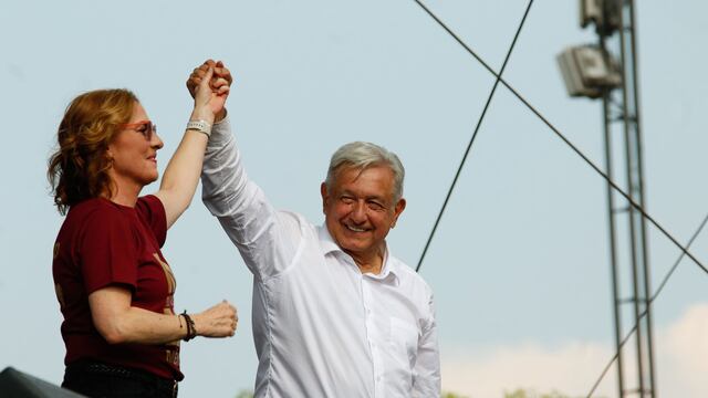 Beatriz Gutiérrez lució un diseño de Edy Smol en la marcha de AMLO