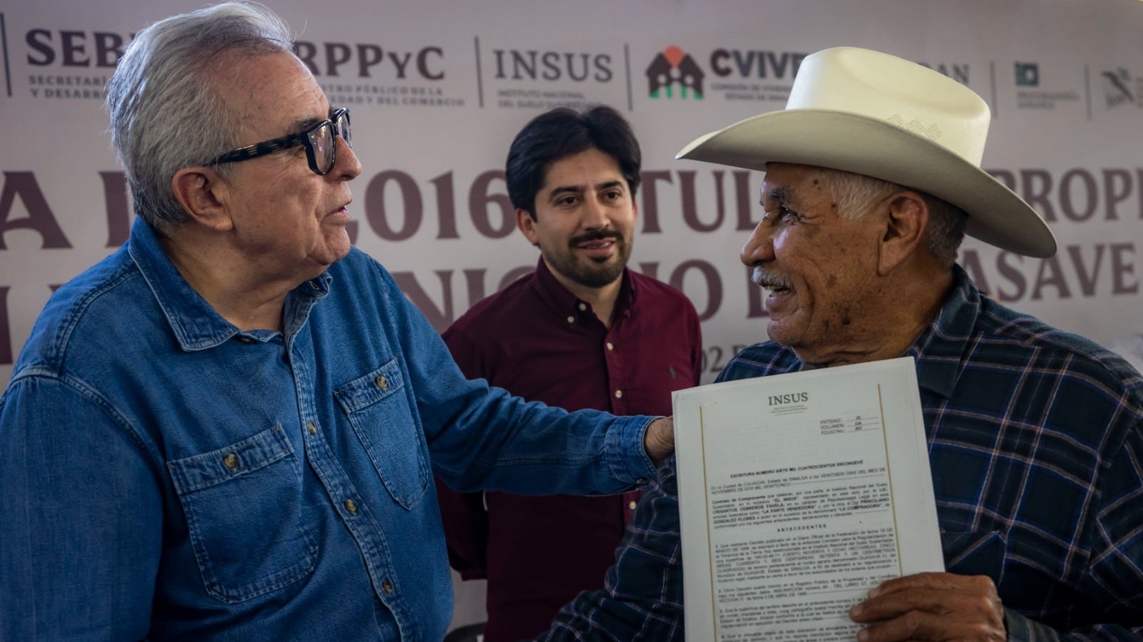 Rubén Rocha Moya entrega 3 mil 16 títulos de propiedad en Guasave