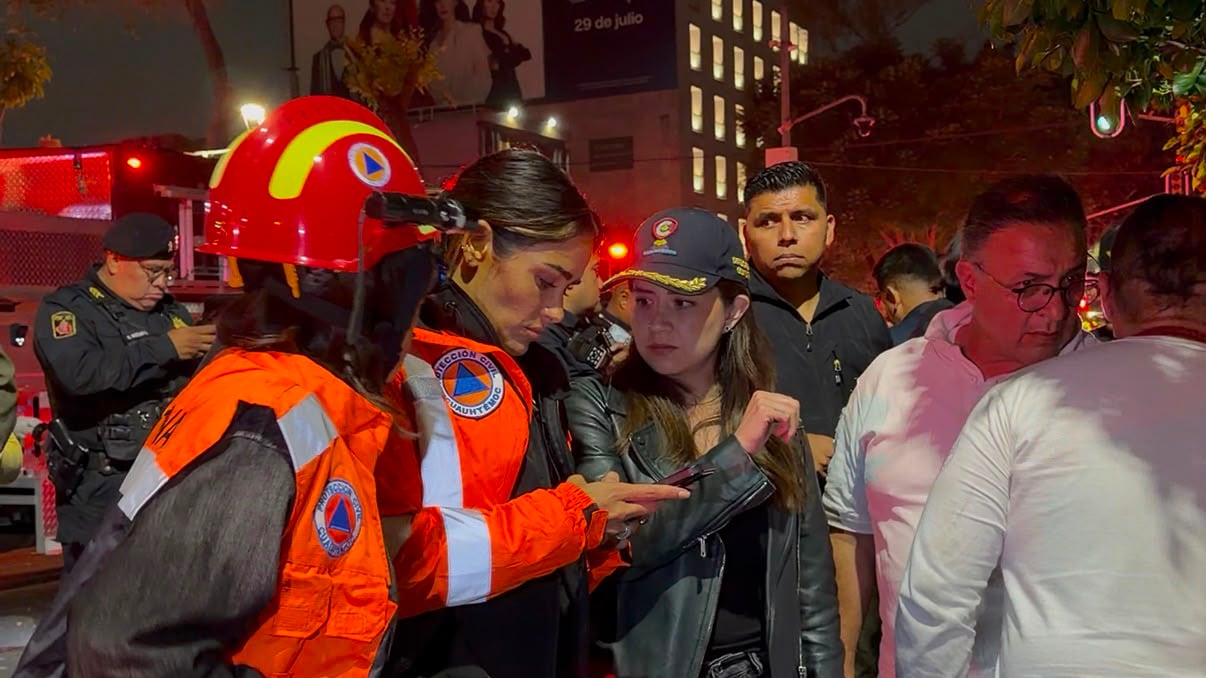 Alessandra Rojo de la Vega atiende a vecinos tras explosión en Roma Norte