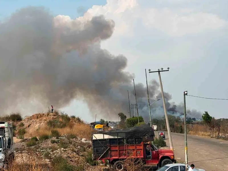 Reportan incendio Bordo de Xochiaca del Estado de México.