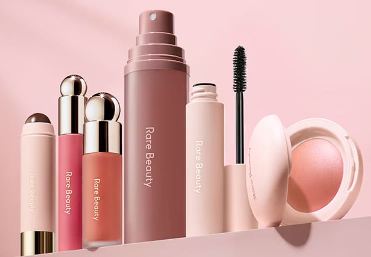 La artritis de Selena Gómez la llevó a diseñar los empaques de su marca de maquillaje