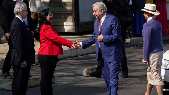 Andrés Manuel López Obrador y Beatriz Gutiérrez Müller saludan a Norma Lucía Piña previo a la representación de la Marcha de la Lealtad sobre avenida Juárez.