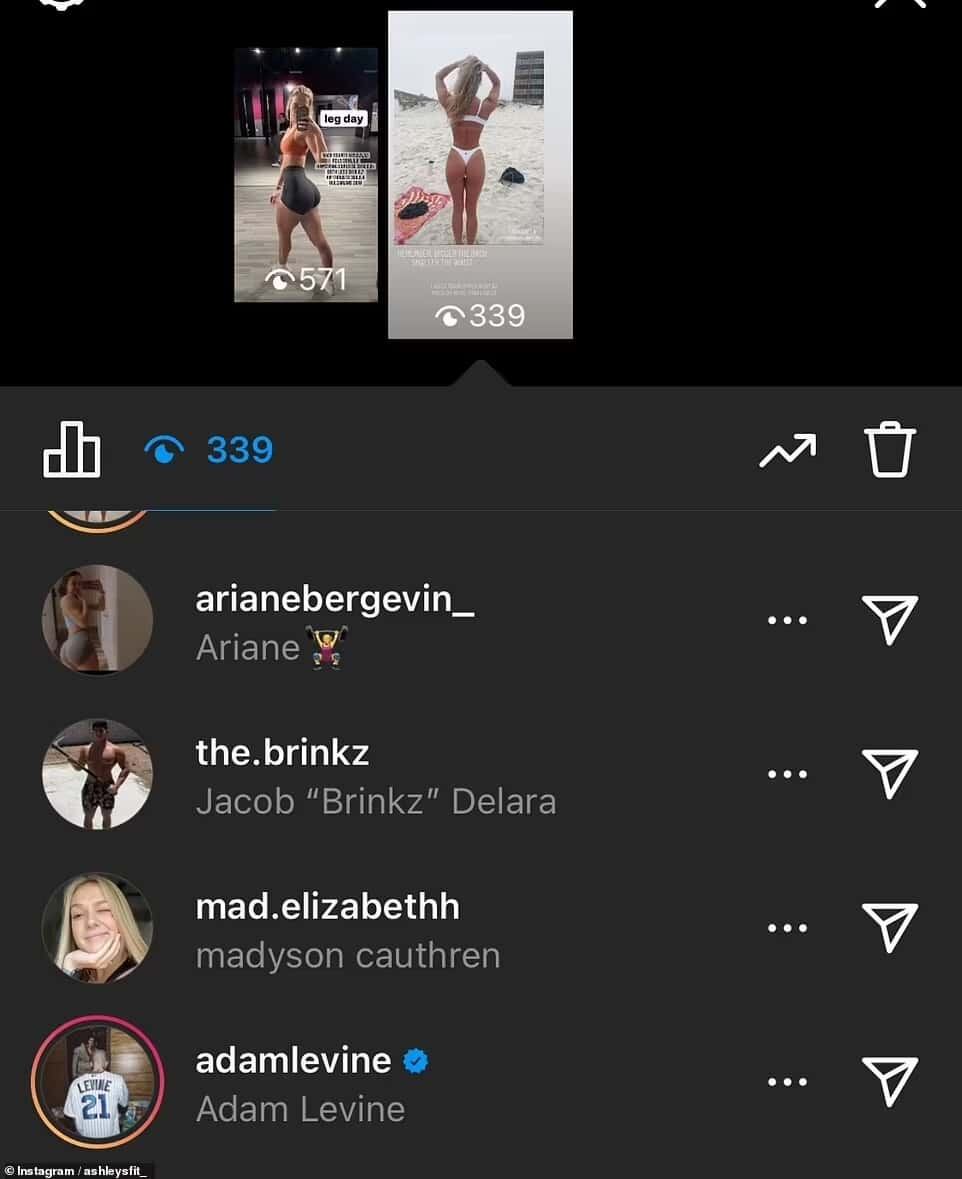 Historias de Ashley Russell que Adam Levine comentaba y veía
