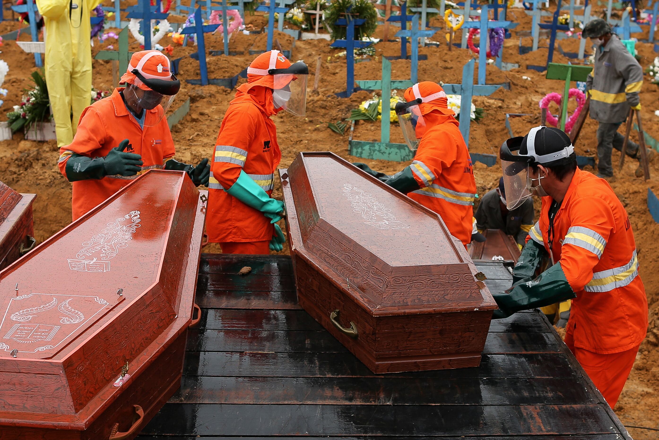Entierro masivo en Manao, Brasil, de víctimas de Covid-19.