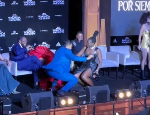 Tenoch Huerta y Lupita Nyong’o bailando en la premier de Black Panther: Wakanda Forever