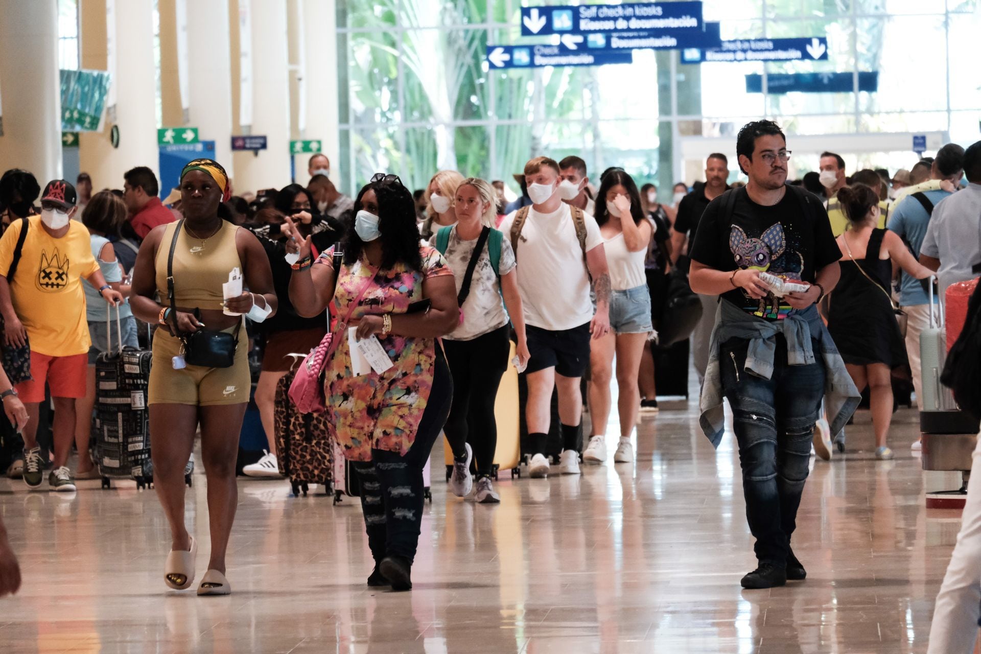 Pasajeros recorren el Aeropuerto Internacional de Cancún