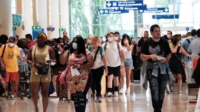 Pasajeros recorren el Aeropuerto Internacional de Cancún