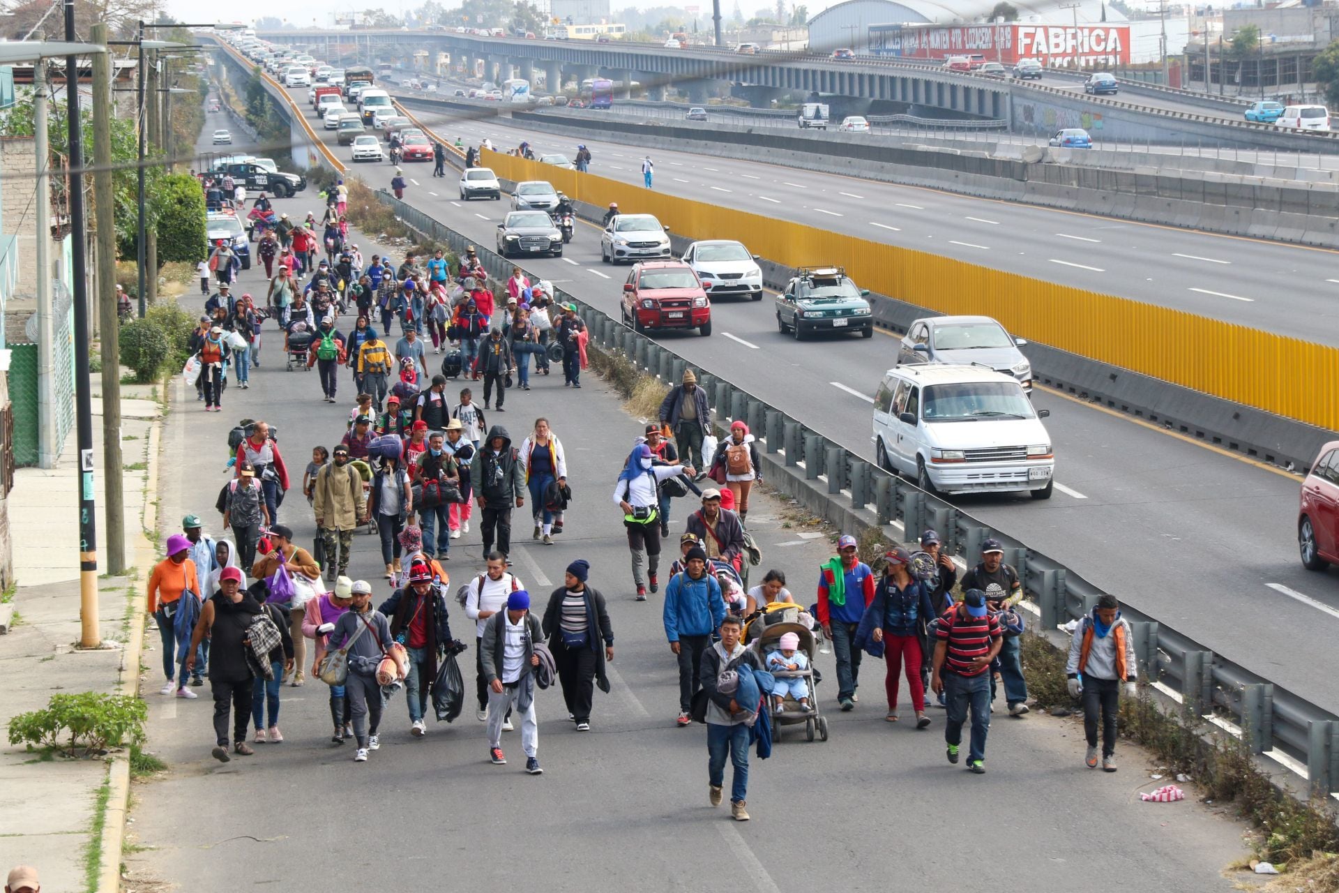 Elementos de SSC-CDMX bloquean el paso a migrantes en la México-Puebla