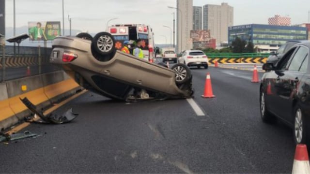 Auto volcado en Segundo Piso Periférico