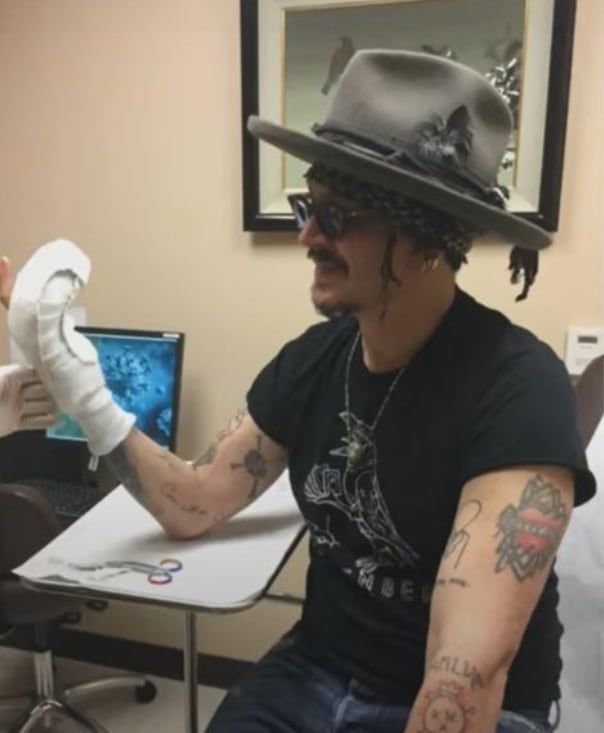 Johnny Depp tras el incidente de la botella