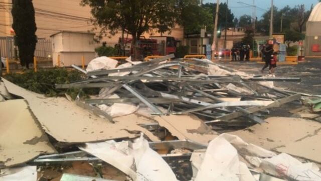 Caída de pared de plafón falso por lluvia en CDMX