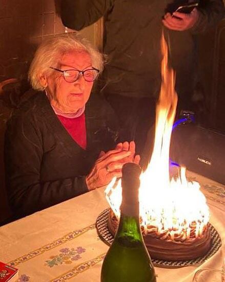 Pastel de cumpleaños de su abuela se incendió por ponerle 95 velitas encima