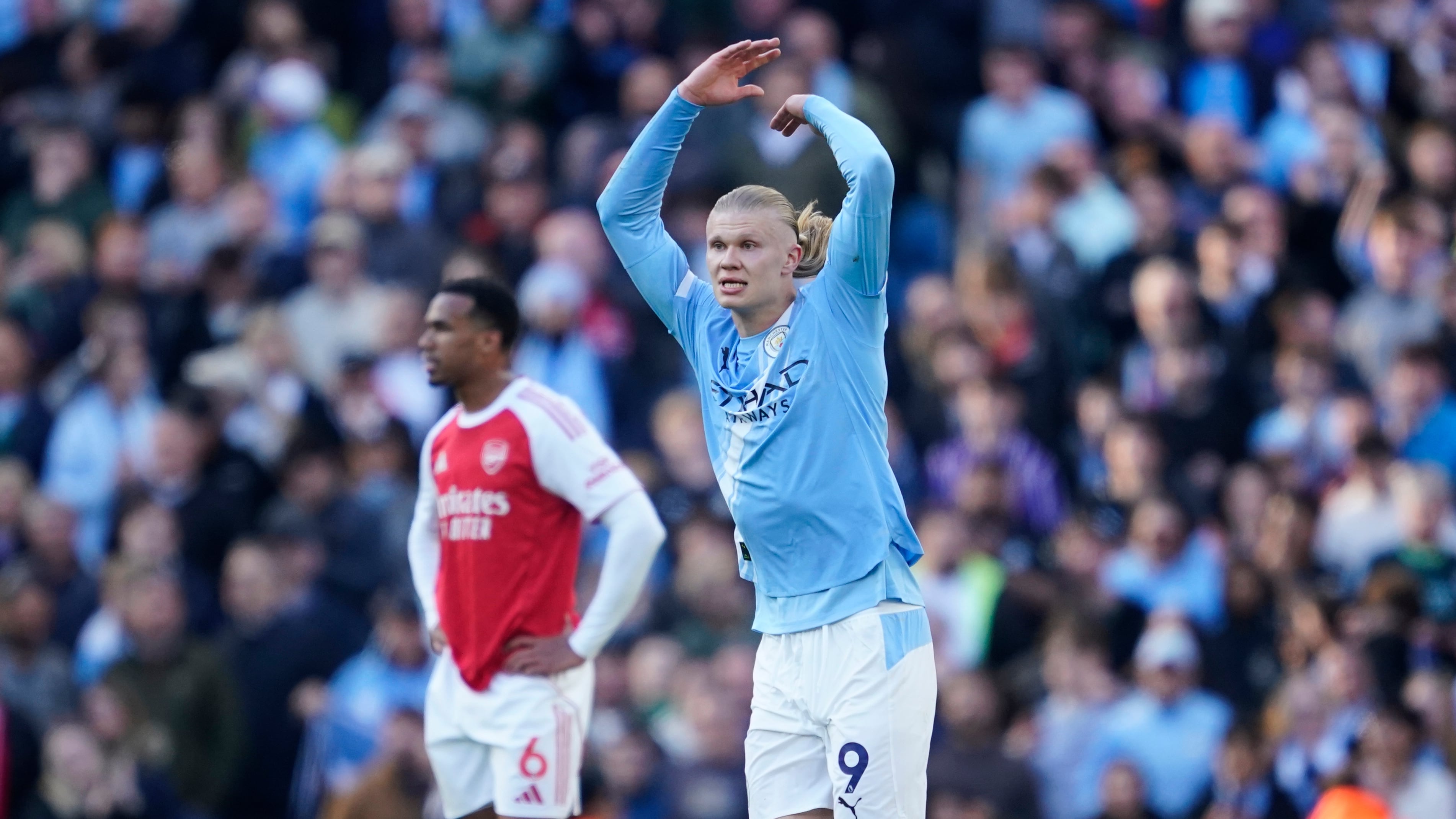 Erling Haaland anotó el gol de la victoria para Manchester City sobre Arsenal