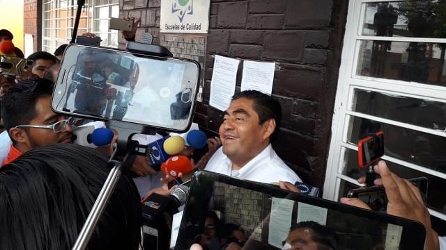 Un sonriente Barbosa sale de casilla en Puebla