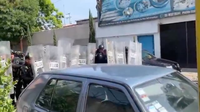 Pelea campal entre policías y vecinos en Iztapalapa