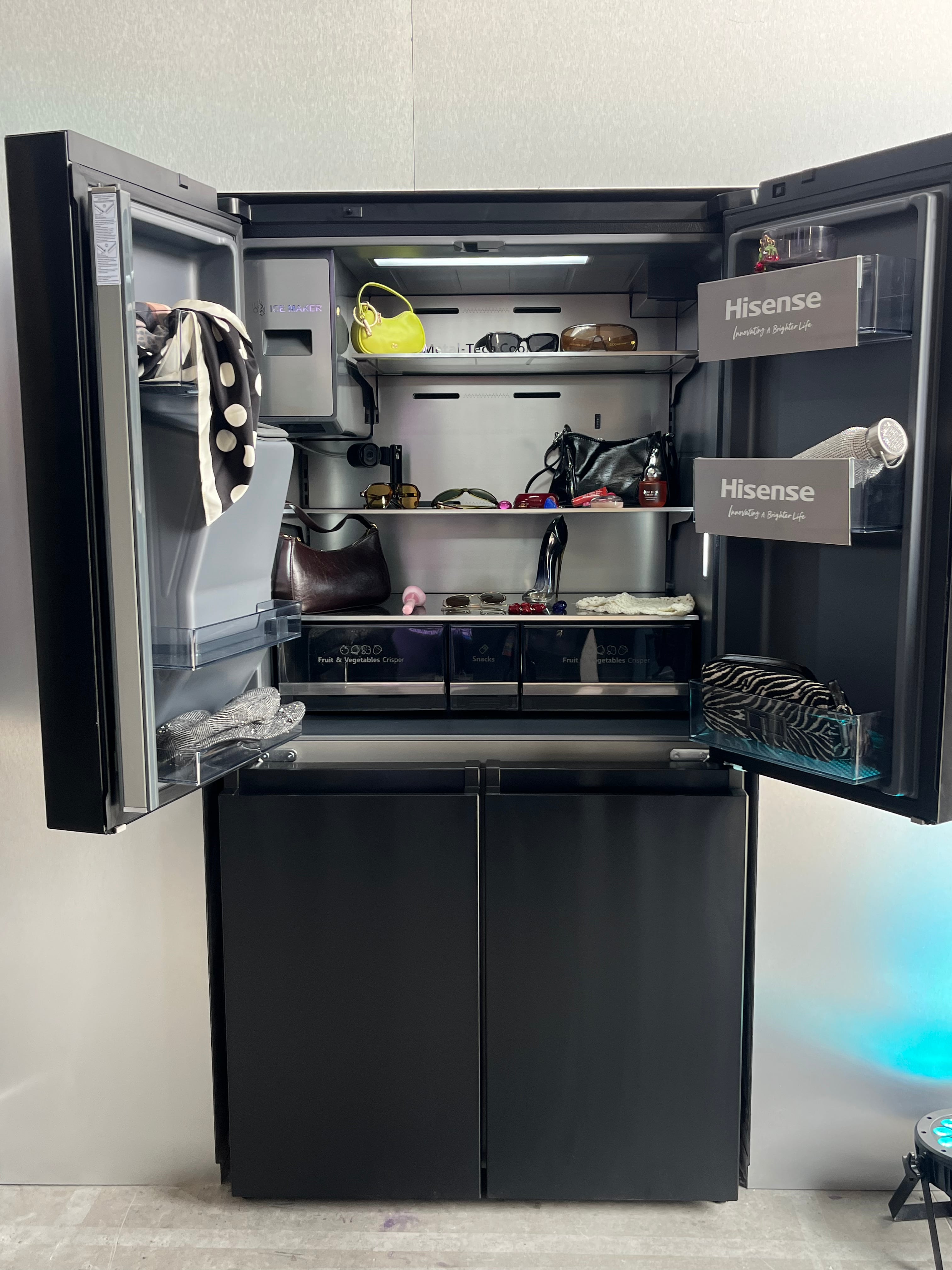 Hisense destaca en Fashion Week México 2026 con pantallas RGB MiniLED y refrigeradores inteligentes