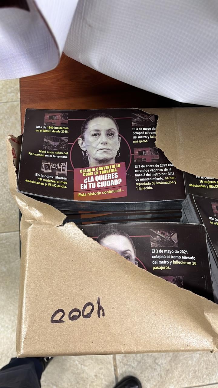 Paquetes con propaganda en contra de Claudia Sheinbaum encontrados en la alcaldía Cuauhtémoc