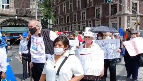 Marcha de adultos mayores contra Walmart/@NortenaCatrina