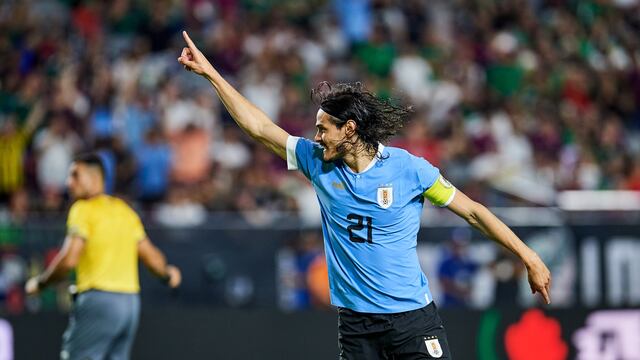 Edinson Cavani mete el 0-2 exhibiendo a la defensa mexicana.
