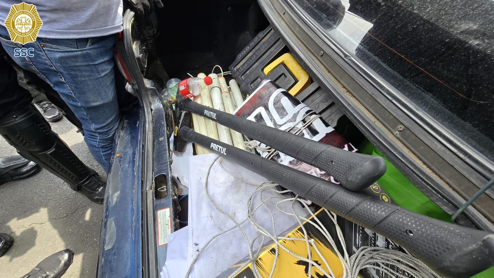 Operativo en CDMX retira tubos, mazos y cohetones durante protestas de la CNTE