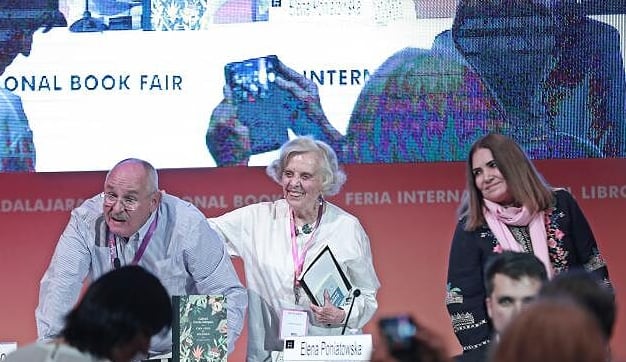 Engalanaron el festejo la cantante Tania Libertad, el novelista Benito Taibo y la periodista- escritora Elena Poniatowska.