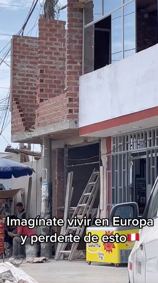 Casa construida con poste de luzCasa con poste de luz