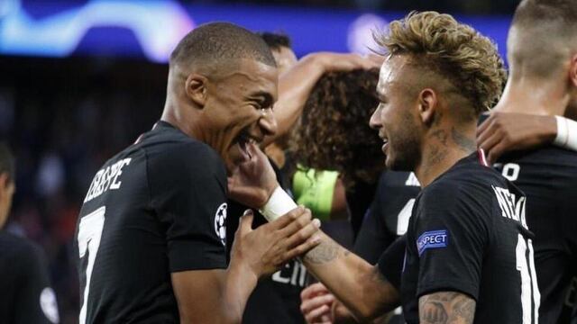 Neymar y Mbbapé festejan gol con el PSG.