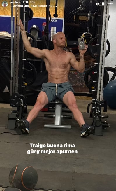 Facundo muestra su six pack