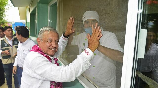 AMLO visita Oaxaca y promueve bebidas típicas en lugar de refrescos