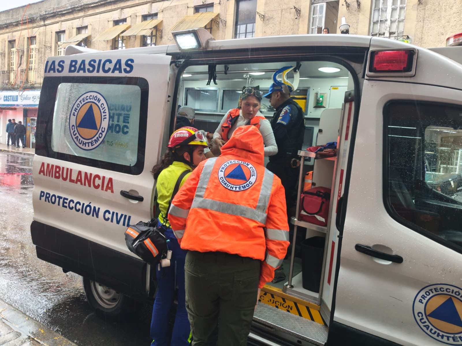 Colapsa estructura en La Lagunilla; hay lesionados y autos dañados