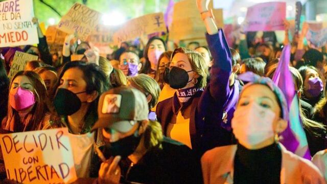 Mariana Rodríguez participó en la protesta por el Día de la Mujer; “abre los ojos”, le piden