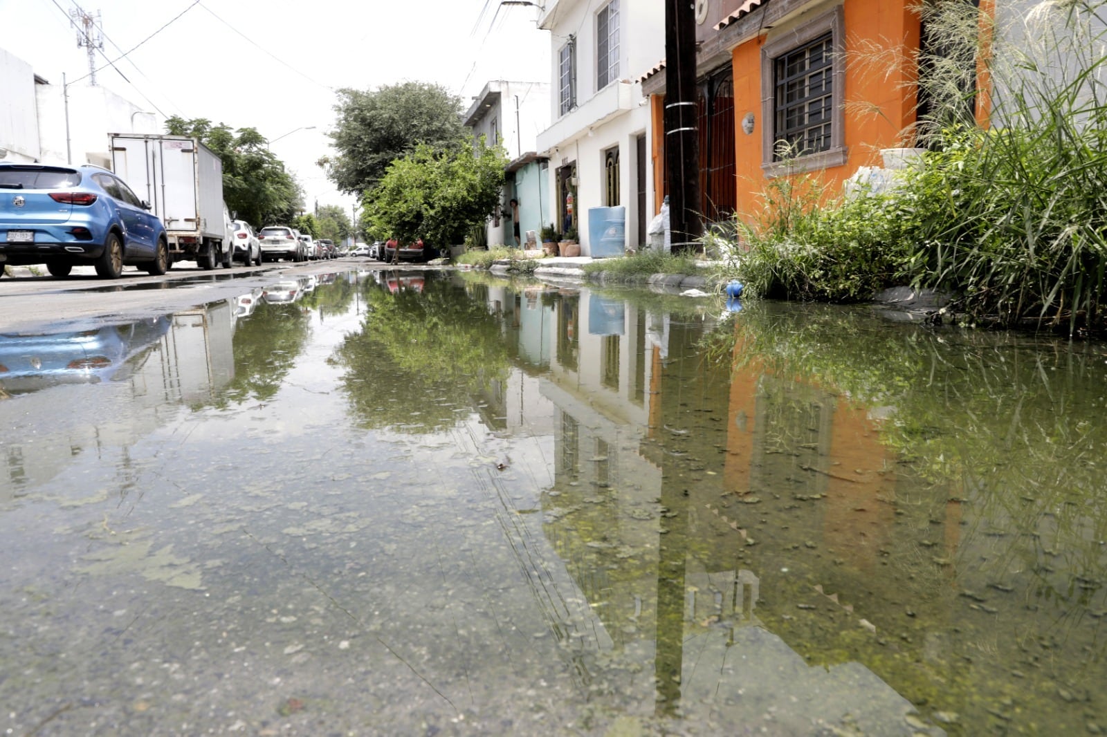 José Quiroga, encargado del despacho de la Presidencia Municipal de Escobedo, atendió las demandas de habitantes afectados por fugas de aguas negras.